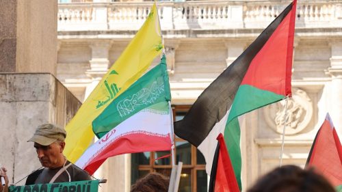 Durante il sit-in contro il ddl antisemitismo in Piazza Montecitorio alcuni partecipanti hanno sventolato le bandiere di Hezbollah, di Hamas e del Fronte popolare della liberazione della Palestina, Roma, 09 settembre 2026. ANSA/MASSIMO PERCOSSI